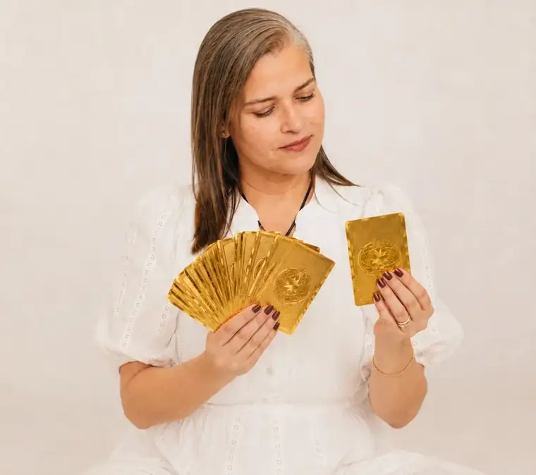 Polly Liuti com o baralho dourado